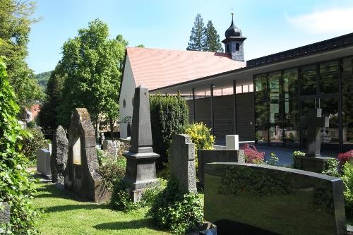 Grabmäler im Friedhof in Künzelsau bei Sonne